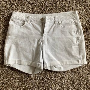 Jennifer Lopez stretchy white jean shorts. Size 8